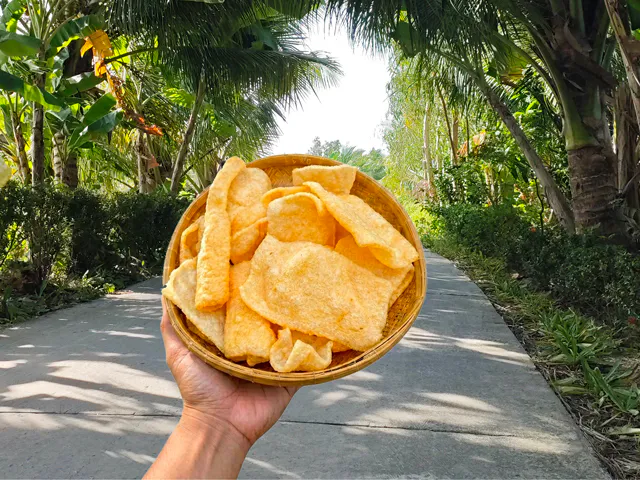 Bánh phồng tôm Sa Giang hình vuông chiên